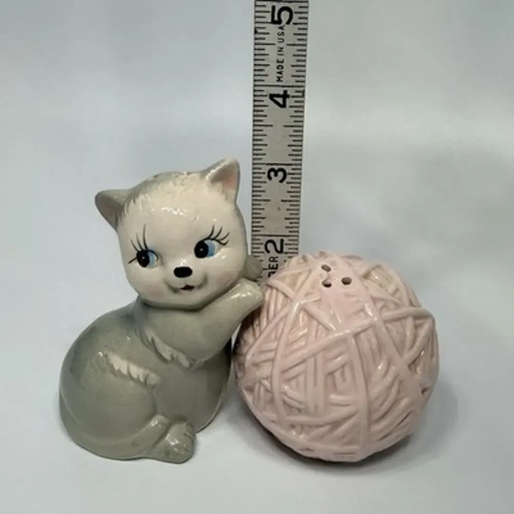 Kitten Ball of Yarn Salt Pepper Shakers Vintage Kitsch Anthropomorphic Gray Pink